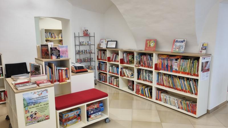 Innenansicht Bücherei Bruck an der Leitha