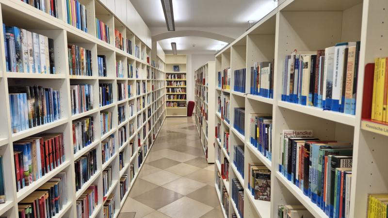 Innenansicht Bücherei Bruck an der Leitha