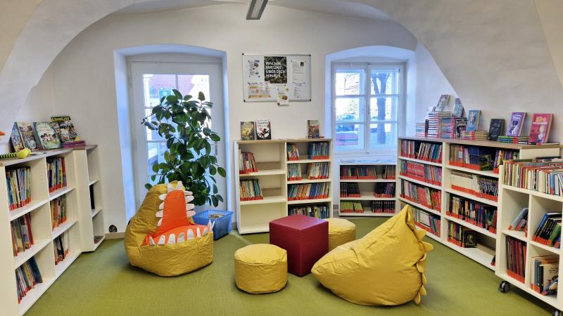 Innenansicht Bücherei Bruck an der Leitha